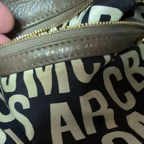 Marc Jacobs Beige Leather Shoulder Bag with Gold Accents - Picture 7 of 7